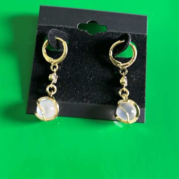Jewelry - Drop earrings in gold and clear stone